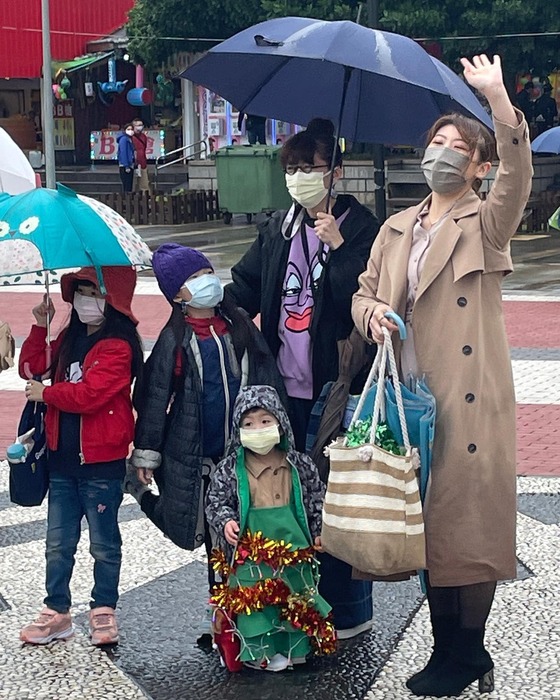 老師們來支持還帶小孩，真感動圖片