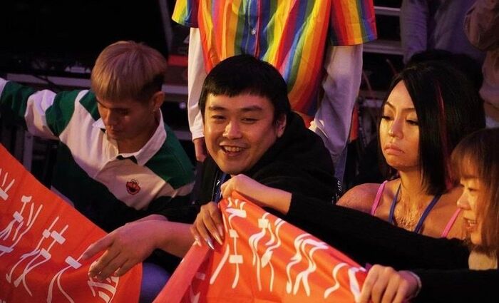 歐主任笑得開心圖片