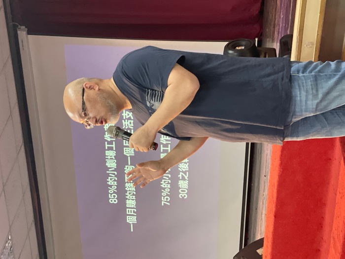 劉亮佐啟英開講全場喊「主任好」　學長邱正喆演說、演唱台下用力甩頭回應圖片