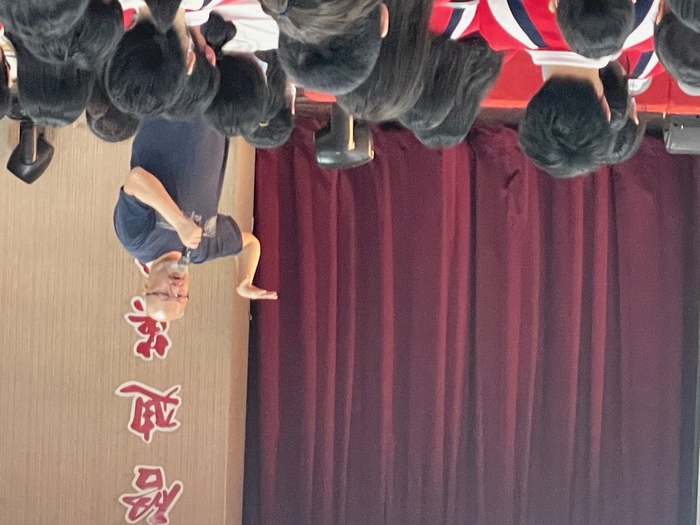 劉亮佐啟英開講全場喊「主任好」　學長邱正喆演說、演唱台下用力甩頭回應圖片