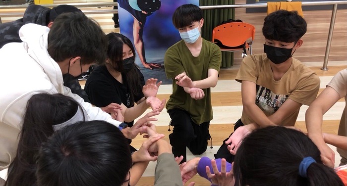 同學模仿同學。圖片