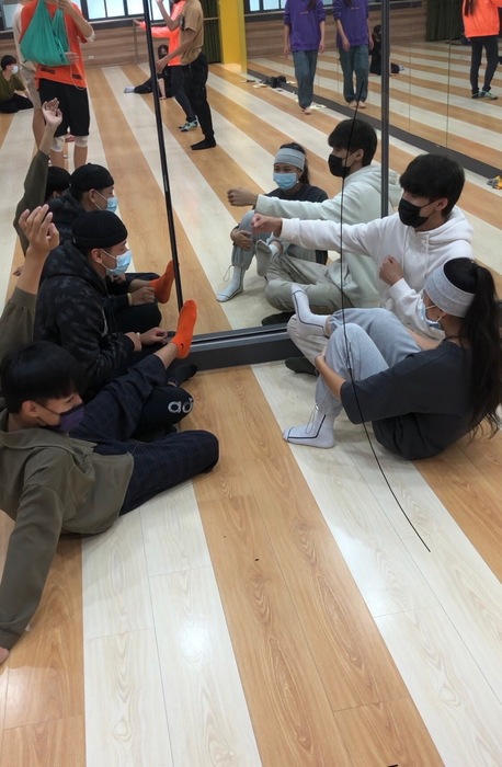 同學模仿鏡像中的自己。圖片