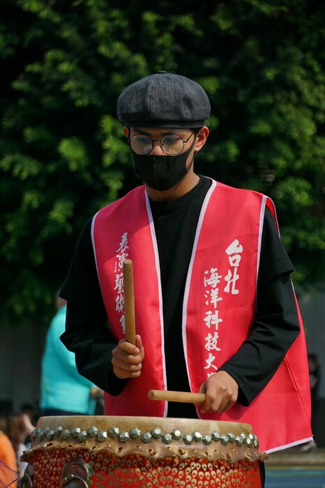 同學秀鼓藝。圖片