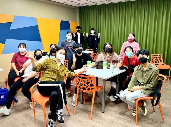 趙小僑蒞校指導。圖片